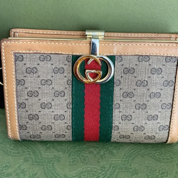 Authentic Vintage Gucci Sherry line compact wallet (approx: H 4x 2.5 x W 5โ) - Picture 1 of 9